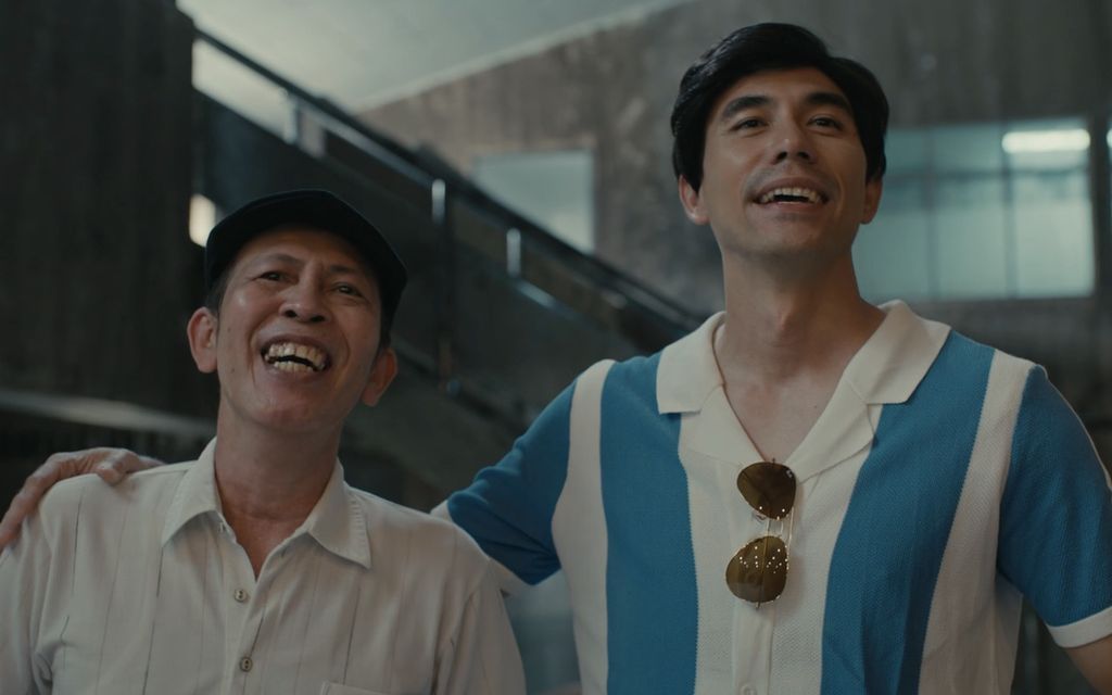 Darius Sinathrya (kanan) berperan sebagai sang promotor, Boy Bolang, sedangkan mendiang Yayu AW Unru sebagai Rio Tambunan di serial biopik <i>Ellyas Pical.</i>