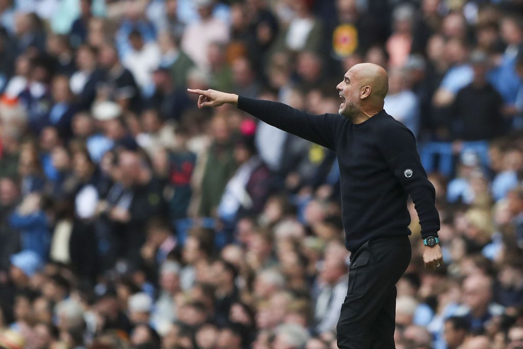 Manajer Manchester City Pep Guardiola memberikan instruksi kepada pemainnya saat laga Liga Inggris melawan Brentford di Manchester, Sabtu (14/9/2024). 