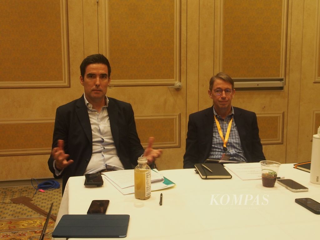 Managing Director Amazon Web Services (AWS) Regional ASEAN Conor McNamara (kiri) dan Worldwide Public Sector Regional Managing Director of ASEAN for AWS Eric Conrad (kanan) saat memberikan penjelasan pada sejumlah wartawan dari Asia Tenggara di ajang AWS re:Invent di Las Vegas Amerika Serikat, Senin (28/11/2022).