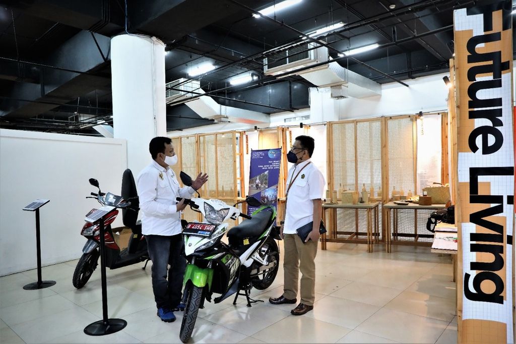 Conventional motorcycles that have been converted into electric motorcycles are exhibited at the Smesco Building, Jakarta, on  Tuesday (8/2/2022).