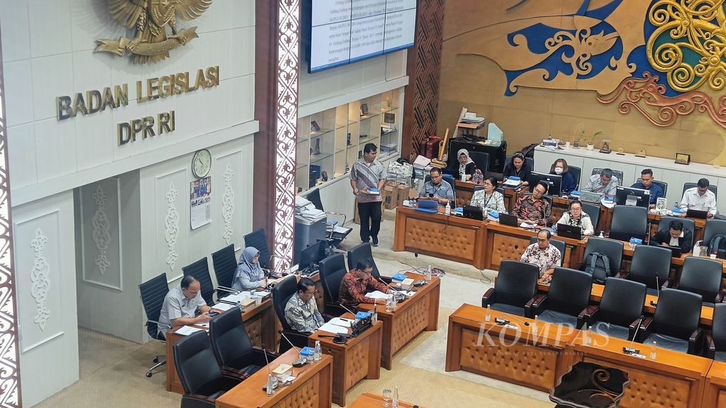 Suasana rapat pleno Badan Legislasi DPR terkait revisi UU Kementerian Negara dan UU Keimigrasian di Kompleks Parlemen, Jakarta, Kamis (16/5/2024).