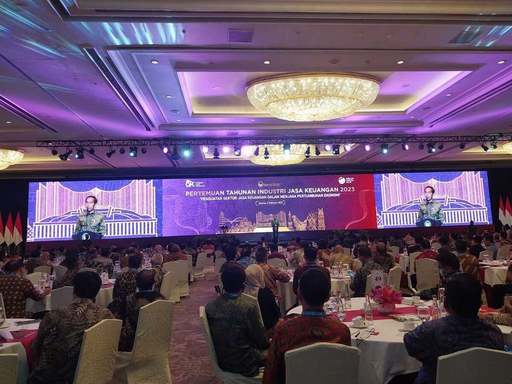 Presiden Joko Widodo saat memberikan sambutan pada Pertemuan Tahunan Industri Jasa Keuangan Tahun 2023 di Hotel Shangri-La, Jakarta, Senin (6/2/2023).
