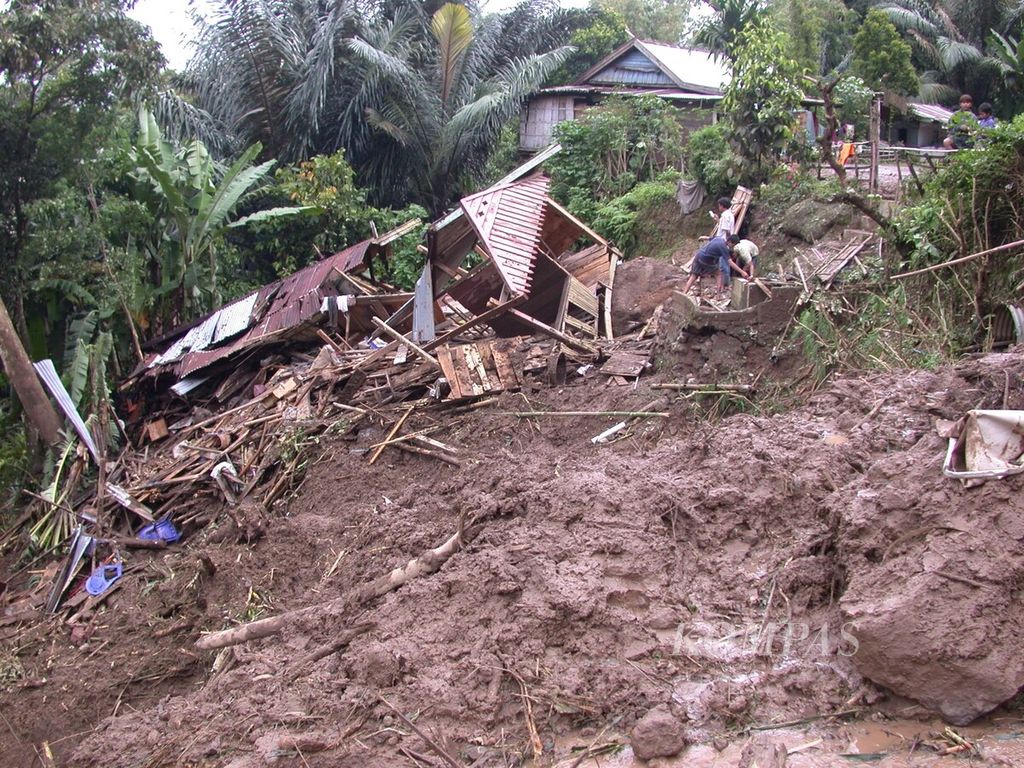 Longsor dan banjir di Kabupaten Sinjai, Sulsel, menyebabkan banyak rumah hancur tertimpa longsor maupun hanyut terbawa air, 25 Juni 2006.