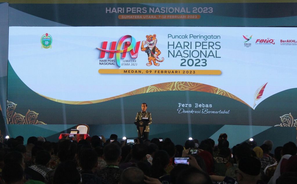 Presiden Joko Widodo menghadiri peringatan Hari Pers Nasional di Gedung Serbaguna Pemerintah Provinsi Sumatera Utara, Deli Serdang, Sumut, Kamis (9/2/2023). Presiden menyampaikan, media arus utama sangat dibutuhkan untuk menjadi rumah penjernih informasi di era banjir informasi saat ini.