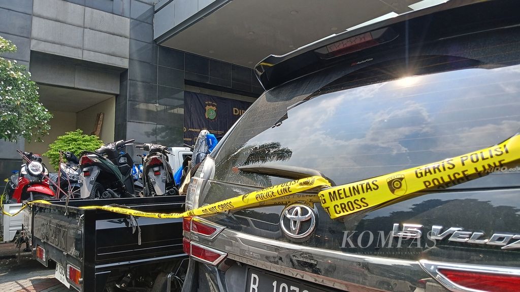Sejumlah kendaraan roda dua dan empat yang dihadirkan dalam rilis pengungkapan kasus pencurian dengan pemberatan kendaraan bermotor (curanmor) di Markas Polda Metro Jaya, Rabu (10/1/2024).