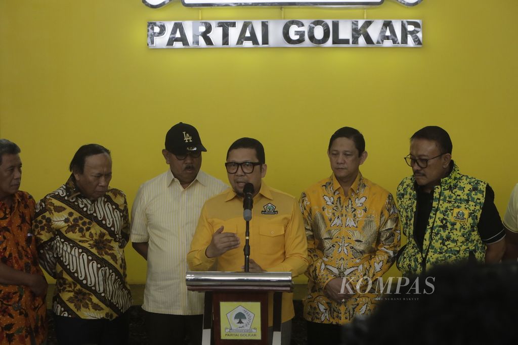 Wakil Ketua Umum (Waketum) Partai Golkar Ahmad Doli Kurnia (tengah) menyampaikan hasil surat keputusan untuk bakal cagub dan bakal cawagub di 10 daerah di Kantor DPP Golkar, Slipi, Jakarta Barat, Kamis (8/8/2024). 