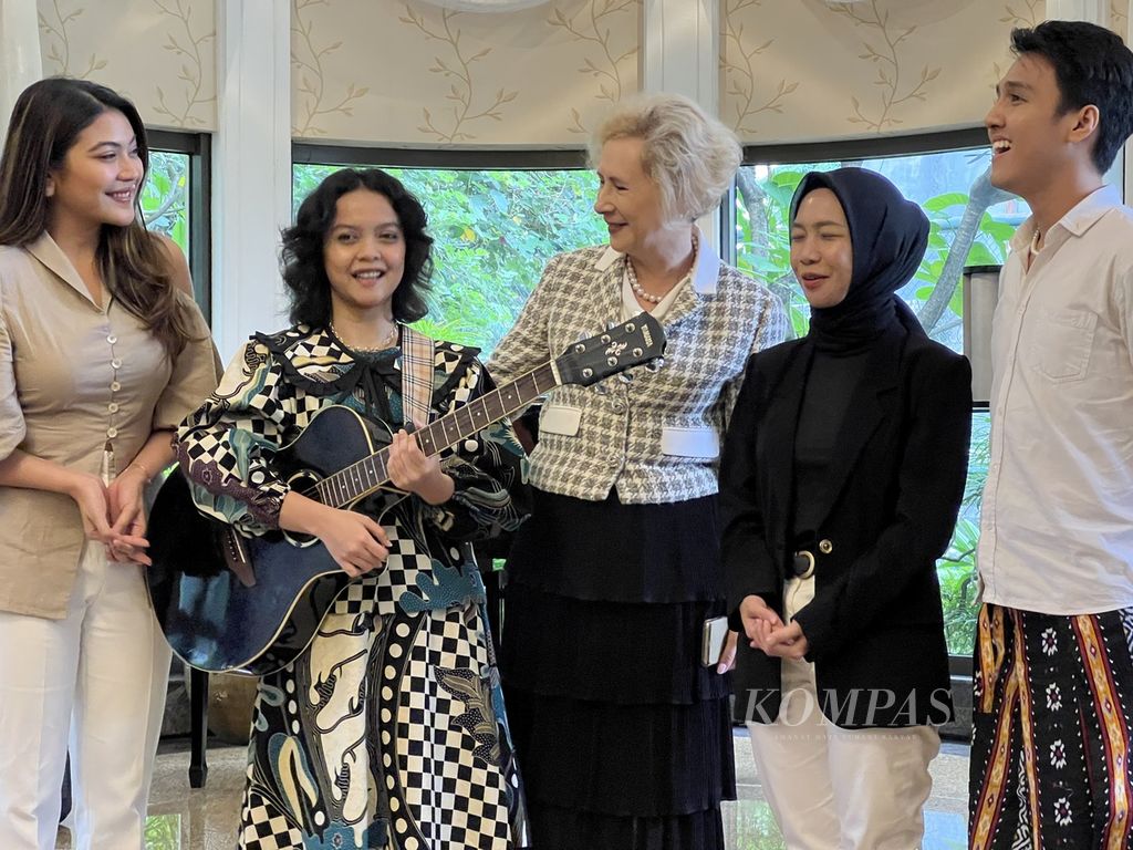 Duta Besar Republik Federasi Rusia Lyudmila G Vorobieva (tengah) bersama beberapa pekerja seni muda asal Indonesia usai konferensi pers di kediamannya di Jakarta, 21 Desember 2022. 