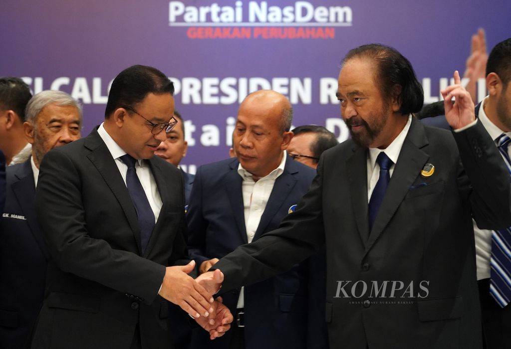 Ketua Umum Partai Nasdem Surya Paloh (kanan) bersama Gubernur DKI Jakarta Anies Baswedan (kiri) pada acara pengumuman Anies sebagai bakal calon presiden yang diusung Nasdem di Nasdem Tower, Jakarta, Senin (3/10/2022). 
