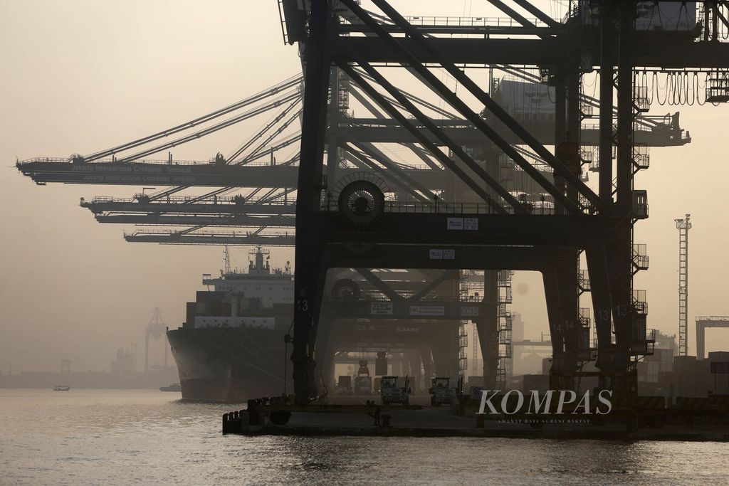 Aktivitas bongkar muat peti kemas di Pelabuhan Tanjung Priok, Jakarta, Selasa (20/12/2022). Pelabuhan merupakan salah satu sarana penopang kelancaran perdagangan produk-produk rantai nilai global.