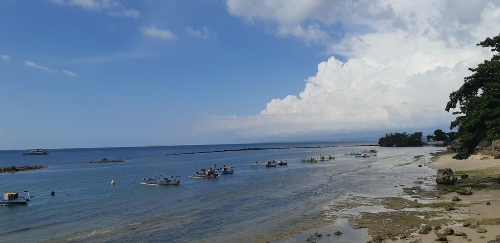 Perahu motor nelayan diamankan di balik talut penahanan gelombang di Pantai Namosain, Teluk Kupang, Kota Kupang, Nusa Tenggara Timur, Rabu (9/11/2022). Wilayah itu sedang dilanda cuaca buruk.