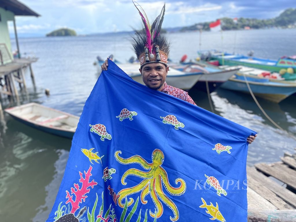 Joni Silas Wona atau John Wona, pembatik asal Jayapura, Papua. Ia menjadi salah satu sosok yang saat ini terus merawat batik Papua dengan memanfaatkan kekayaan alam yang dimiliki.