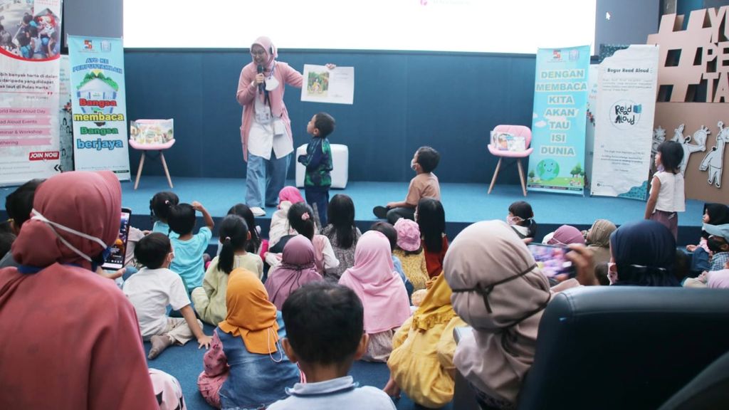 Komunitas Bogor Read Aloud sedang membaca nyaring di perpustakaan Bogor, Kamis (29/12/2022). Komunitas membaca nyaring ini berguna merangsang stimulus beragam aspek untuk perkembangan anak