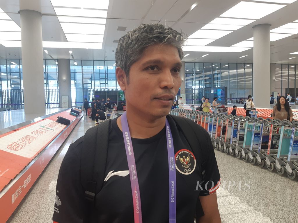 Pelatih bulu tangkis tunggal putra Indonesia, Irwansyah, saat diwawancara di Bandara Hangzhou, China, Senin (25/9/2022).