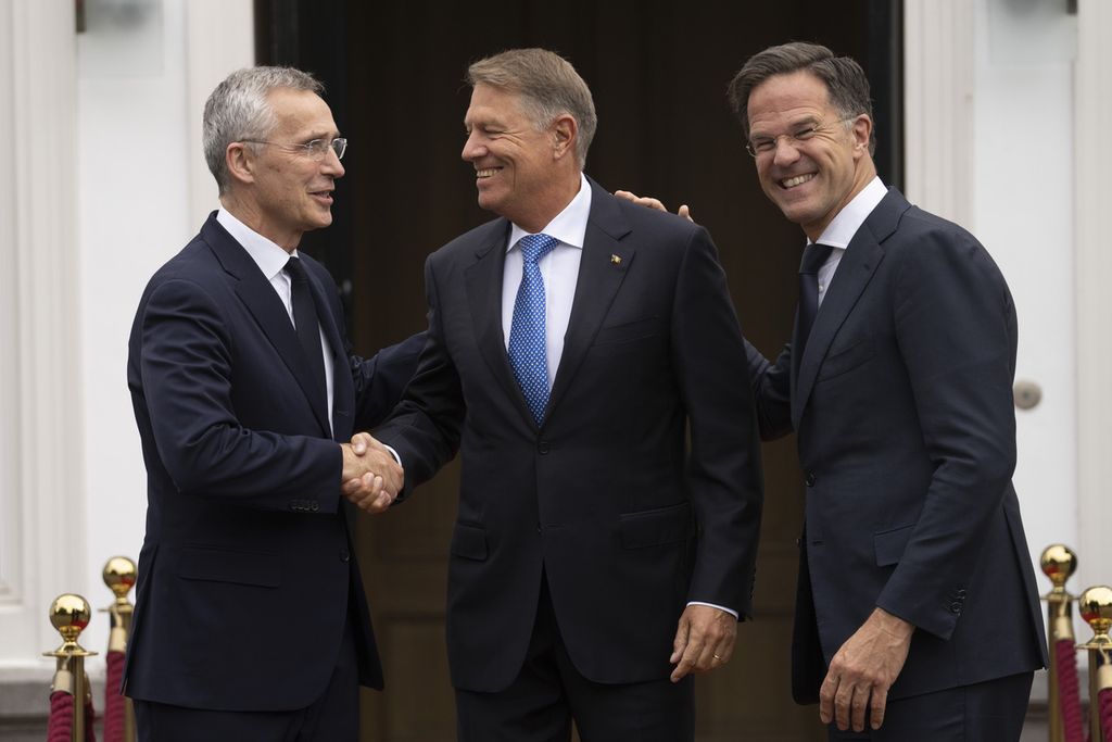 Perdana Menteri Belanda Mark Rutte (kanan), bersama Presiden Romania Klaus Iohannis (tengah), menyambut Sekretaris Jenderal NATO Jens Stoltenberg di Den Haag, Belanda, 27 Juni 2023. 