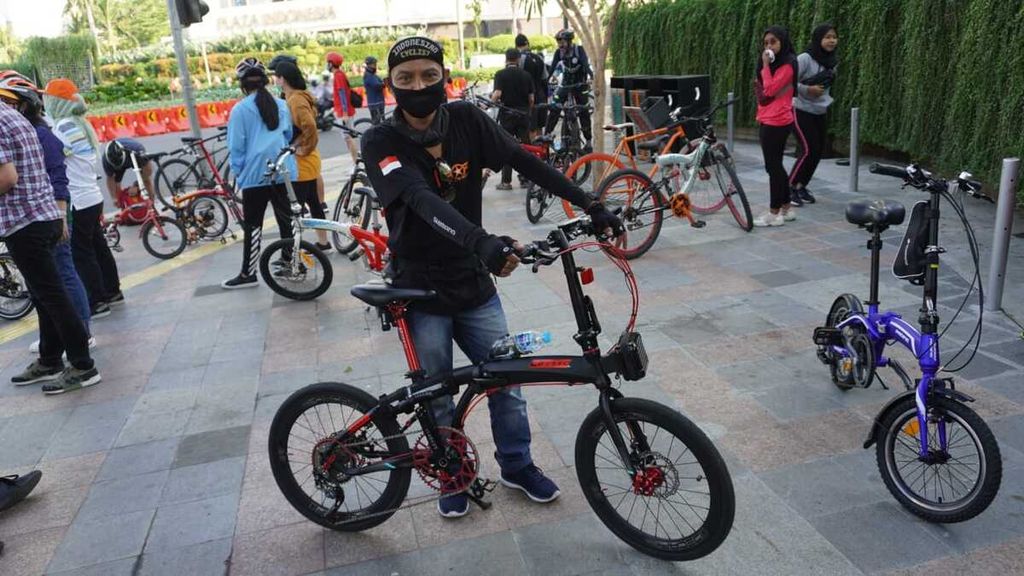 Yadi (40) saat sedang bersepeda dengan rekan-rekan kerjanya di kawasan Bundaran Hotel Indonesia, Jakarta Pusat, Sabtu (20/6/2020). Bersepeda menjadi salah satu hobi yang banyak digemari masyarakat.