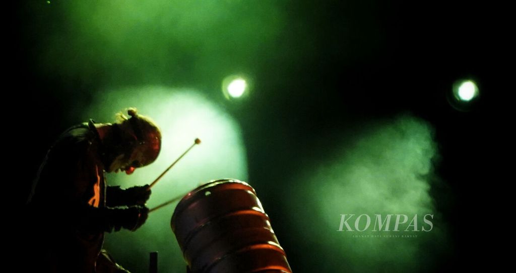Penampilan pemain perkusi Slipknot, Shawn Crahan, dalam Hammersonic Festival 2023 di Jakarta International E-Prix Circuit, Ancol, Jakarta Utara, Minggu (19/3/2023). Festval tahunan Hammersonic yang menjadi festival musik cadas terbesar se-Asia Tenggara ini sempat terhenti akibat pandemi. 