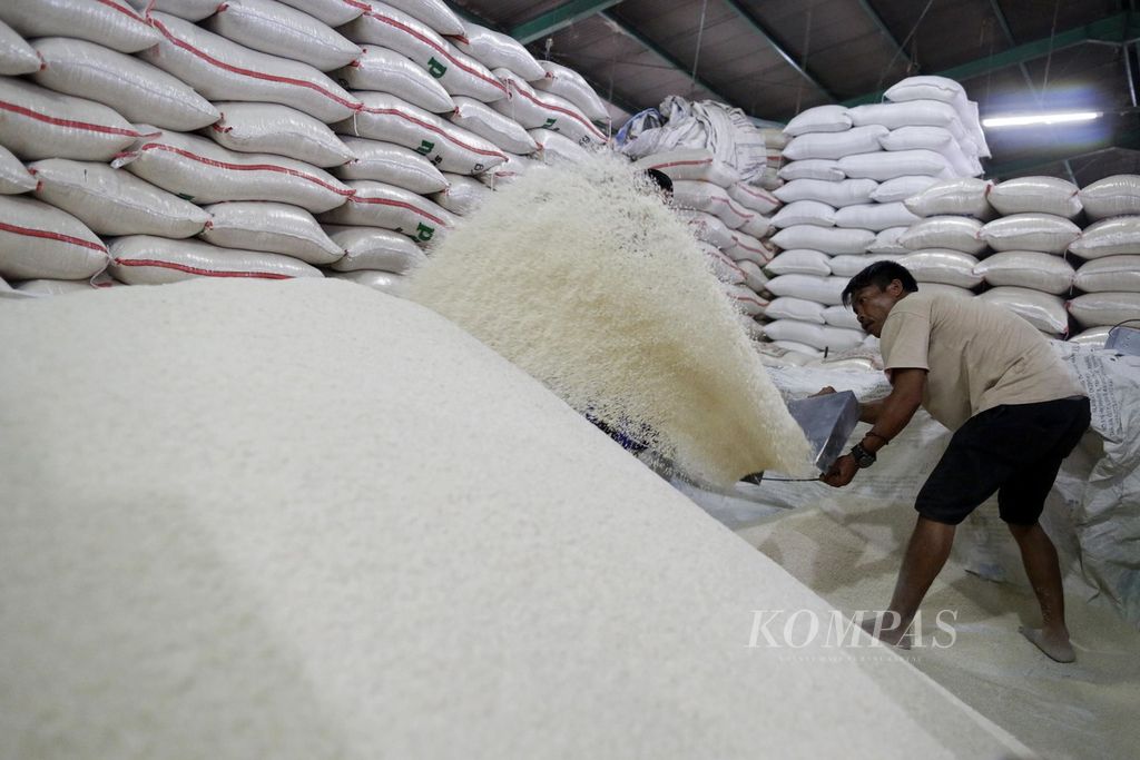 Buruh mengaduk beras di Pasar Induk Beras Cipinang, Jakarta Timur, Rabu (18/1/2023). Pedagang di pasar tersebut mengeluhkan harga beras yang masih tinggi meskipun beras impor telah tiba di Tanjung Priok sejak akhir tahun lalu.