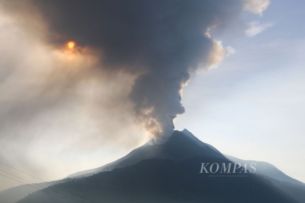 Erupsi Gunung Lewotobi Laki-laki di Kabupaten Flores Timur, Nusa Tenggara Timur, kembali terjadi pada Senin (8/1/2024). 