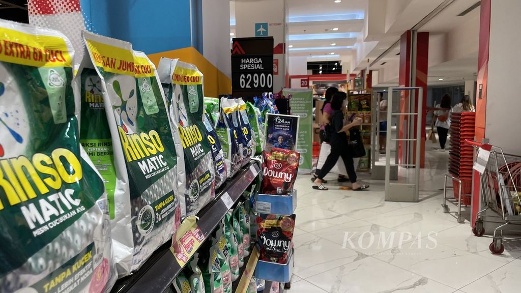 Sejumlah produk barang konsumen bergerak cepat (<i>fast moving consumer goods</i>/FMCG) bermerek Unilever yang beredar di sebuah gerai ritel di Depok, Jawa Barat, Minggu (20/11/2022).