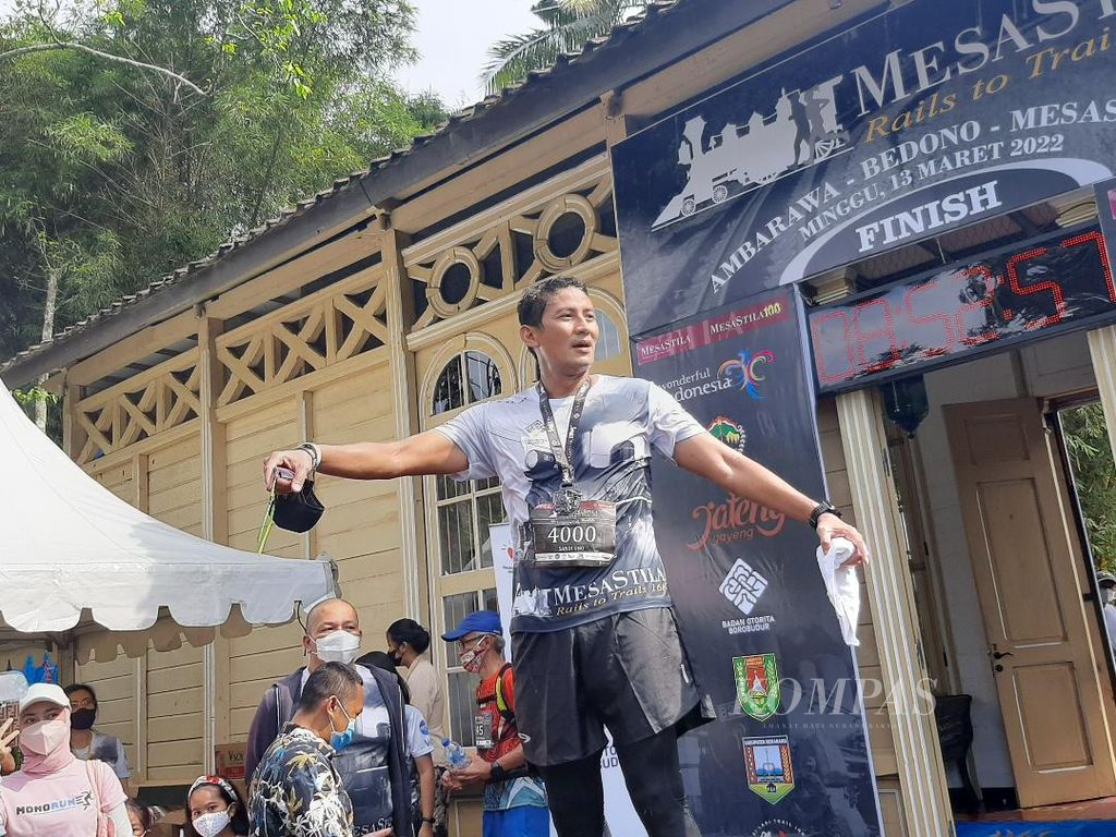 Menteri Pariwisata dan Ekonomi Kreatif Sandiaga S Uno berdiri di atas podium, melepaskan kegembiraannya setelah menuntaskan berlari hingga di garis finish, dalam ajang MesaStila Rails To Trails di Magelang, Jawa Tengah (14/3/2022)