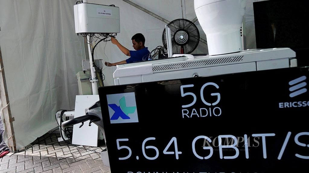 Teknisi melakukan pengecekan terakhir jaringan 5G sebelum uji coba jaringan di Jakarta, 12 April 2017. Uji coba 5G luar ruang yang dilakukan XL Axiata dan Ericsson Indonesia ini untuk mengetahui keunggulan teknologi 5G.