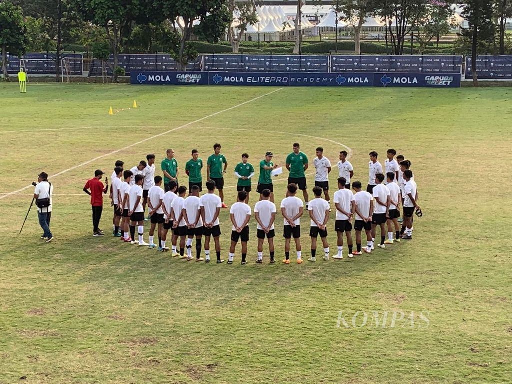 Pelatih tim Indonesia U-19 Shin Tae-yong memberi pengarahan kepada pemain sebelum memulai latihan hari kelima, di Lapangan ABC, Senayan, Jakarta, Selasa (30/8/2022). Latihan dihadiri 30 dari 36 pemain yang dipanggil.