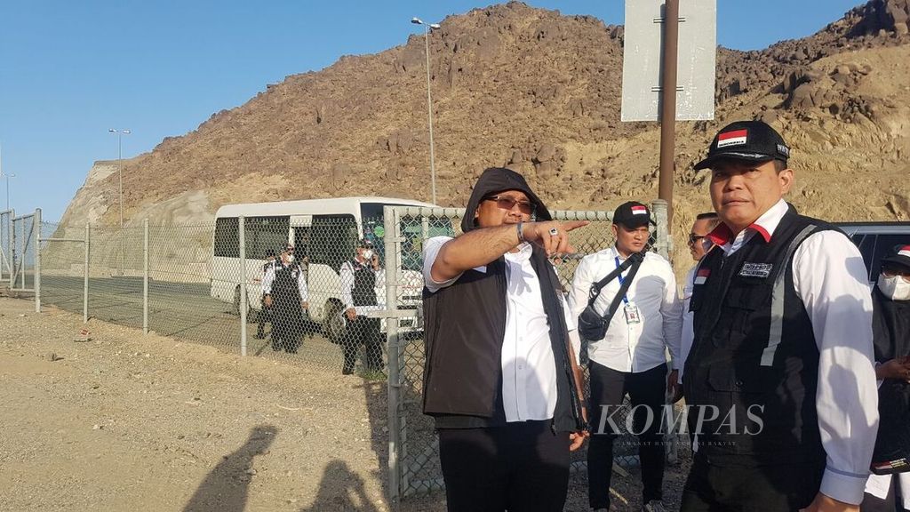 Indonesian Minister of Religion Yaqut Cholil Qoumas reviews the preparations for the Hajj at Muzdalifah, Mecca, Saudi Arabia, Wednesday (6/7/2022).