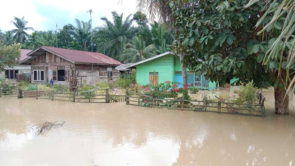 Rumah warga di Kabupaten Aceh Tamiang, Provinsi Aceh, tergenang banjir sejak Selasa (1/11/2022) hingga Kamis (3/11). Banjir dipicu oleh hujan lebat sehingga Sungai Tamiang meluap. Banjir juga menyebabkan jalan nasional tergenang. 