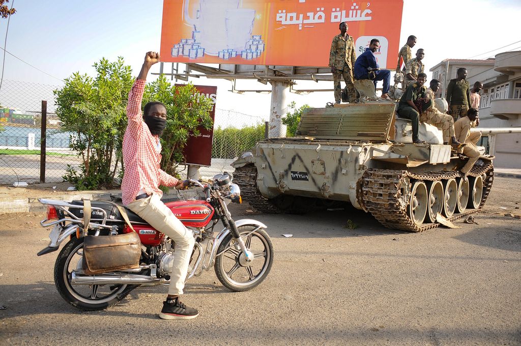 Regu militer Sudan (SAF) di dekat Pelabuhan Sudan pada Kamis (20/4/2023). SAF tengah terlibat perang saudara dengan kelompok milisi Pasukan Pendukung Gerak Cepat (RSF) sejak Sabtu (15/4/2023).