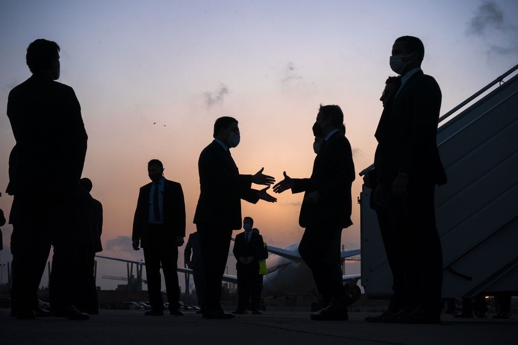 Foto yang diambil pada Senin (28/3/2022) ini memperlihatkan siluet Menteri Luar Negeri Amerika Serikat Antony Blinken, ketika tiba di Rabat, Maroko dan disambut oleh mitranya, Menlu Maroko Nasser Bourita. Blinken mengunjungi Maroko seusai menghadiri pertemuan di Negev.