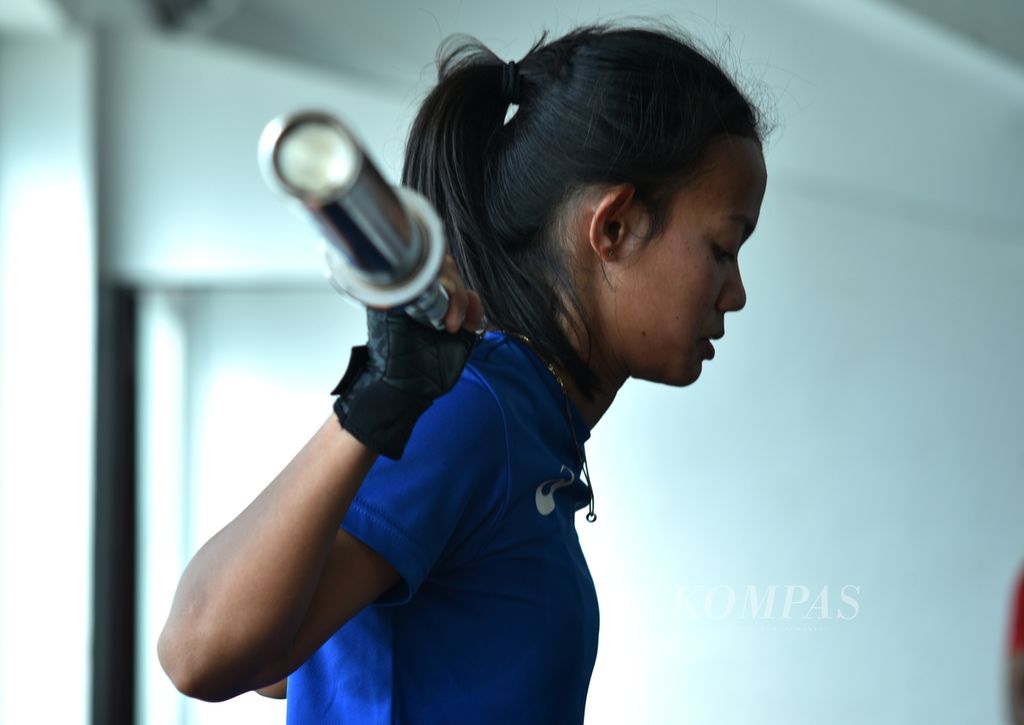 Pelari putri pelatnas atletik Indonesia, Tyas Murtiningsih, sedang berlatih fisik di ruang kebugaran Stadion Madya Senayan, Jakarta, Selasa (5/7/2022).