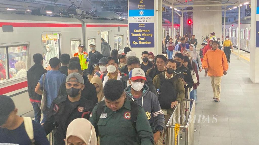 Sejumlah penumpang KRL Jabodetabek transit di Stasiun Manggarai saat menjelang berbuka puasa, Rabu (13/3/2024).