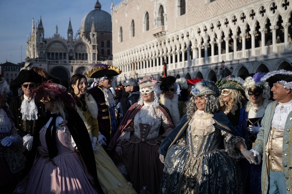 Orang-orang berkostum khas mengikuti karnaval melintasi Lapangan Santo Markus selama Karnaval tradisional Venesia, Italia, Sabtu (3/2/2024). Italia dikenal memiliki tingkat bunuh diri rendah. 