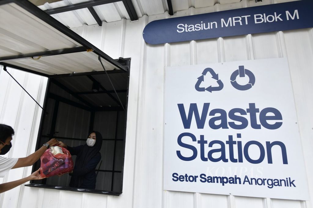 Warga menyetorkan sampah anorganik di <i>drop point</i> Rekosistem yang berada di Stasiun MRT Blok M, Jakarta Selatan, Rabu (3/3/2021). Sampah anorganik yang diterima di <i>drop point</i> kemudian dipilah dan didistribusikan ke pengolah sampah untuk bahan baku proses daur ulang.