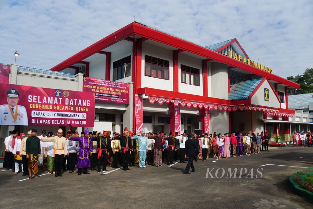 Pegawai Kantor Wilayah Kementerian Hukum dan HAM Sulawesi Utara mempersiapkan diri untuk mengikuti upacara bendera memperingati HUT Kemerdekaan Ke-78 RI di Lapas Kelas IIA Manado, Sulawesi Utara, Kamis (17/8/2023).