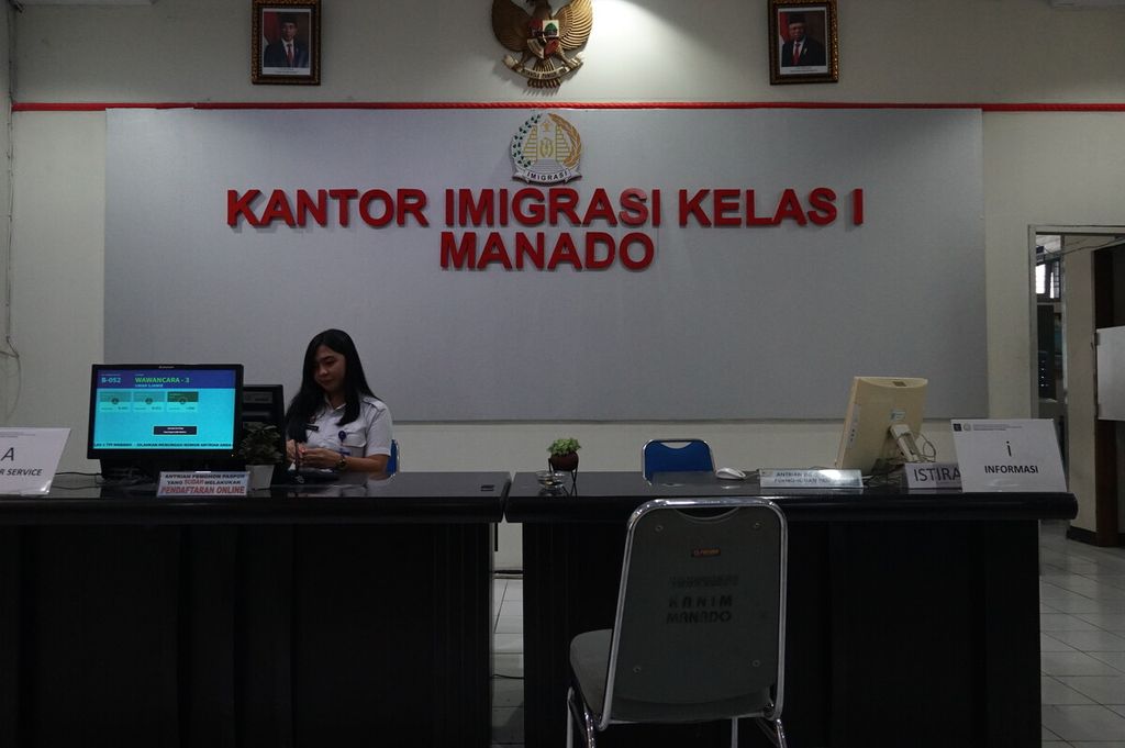 Petugas imigrasi berjaga di meja resepsionis Kantor Imigrasi Kelas I TPI Manado, Sulawesi Utara, Rabu (12/2/2020). Sebanyak 27 warga negara China telah mengajukan permohonan untuk memperpanjang masa tinggal.
