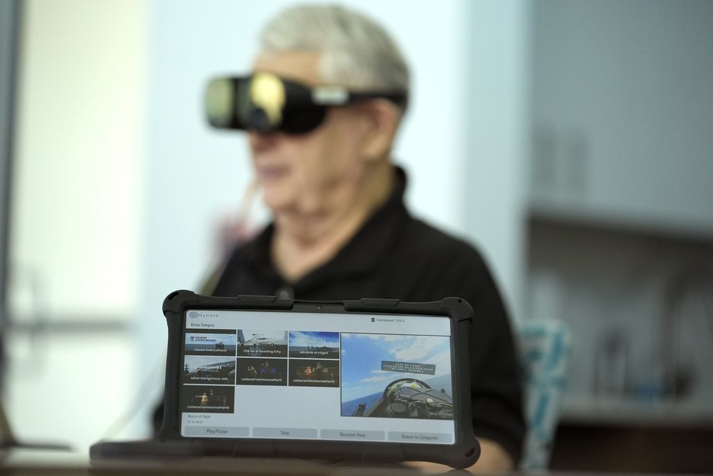  Sebuah layar menampilkan jet tempur Angkatan Laut AS saat pensiunan kolonel Angkatan Darat, Farrell Patrick (91), mengenakan peranti realitas virtual Mynd Immersive di John Knox Village, Pantai Pompano, Florida, AS, 31 Januari 2024,