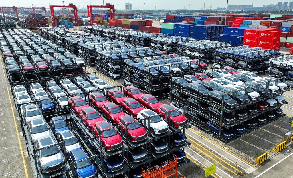 Kendaraan listrik buatan pabrikan China, BYD, bersiap dimasukkan ke dalam kapal di Pelabuhan Taicang, Provinsi Jiangsu, China, Senin (11/9/2023).  