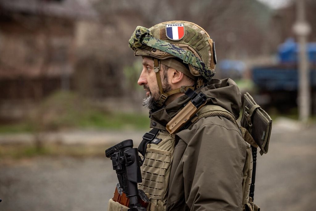 Tentara Perancis berjaga di Bucha, Ukraina, pada Rabu (13/4/2022). Tentara itu mengawal kedatangan delegasi penyelidik Mahkamah Kriminal Internasional di Bucha.