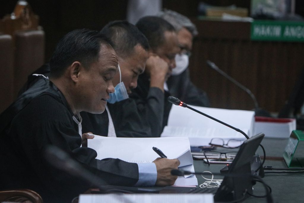Jaksa penuntut umum membacakan surat tuntutan di Pengadilan Tindak Pidana Korupsi, Jakarta, Senin (6/2/2023). Terdakwa Surya Darmadi dituntut pidana penjara seumur hidup dalam kasus dugaan korupsi perizinan lahan kelapa sawit PT Duta Palma Group. Sebelumnya, Surya Darmadi didakwa melakukan korupsi dan pencucian uang yang mengakibatkan kerugian negara hingga Rp 86,5 triliun. 