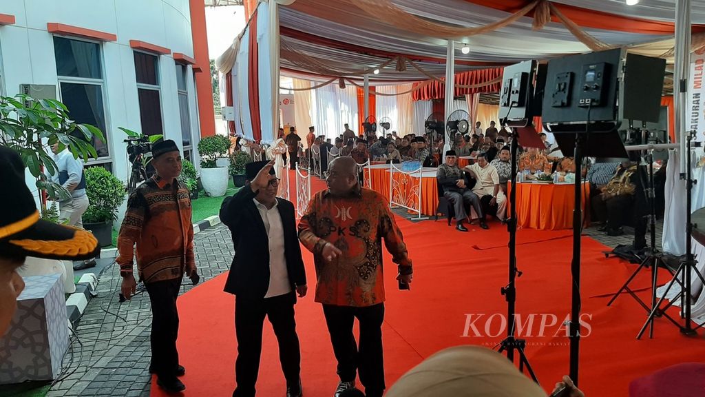 Ketua Umum Partai Kebangkitan Bangsa Muhaimin Iskandar disambut Sekretaris Jenderal Partai Keadilan Sejahtera (PKS) Aboe Bakar Al-Habsyi di kantor DPP PKS, Jakarta, Sabtu (27/4/2024).