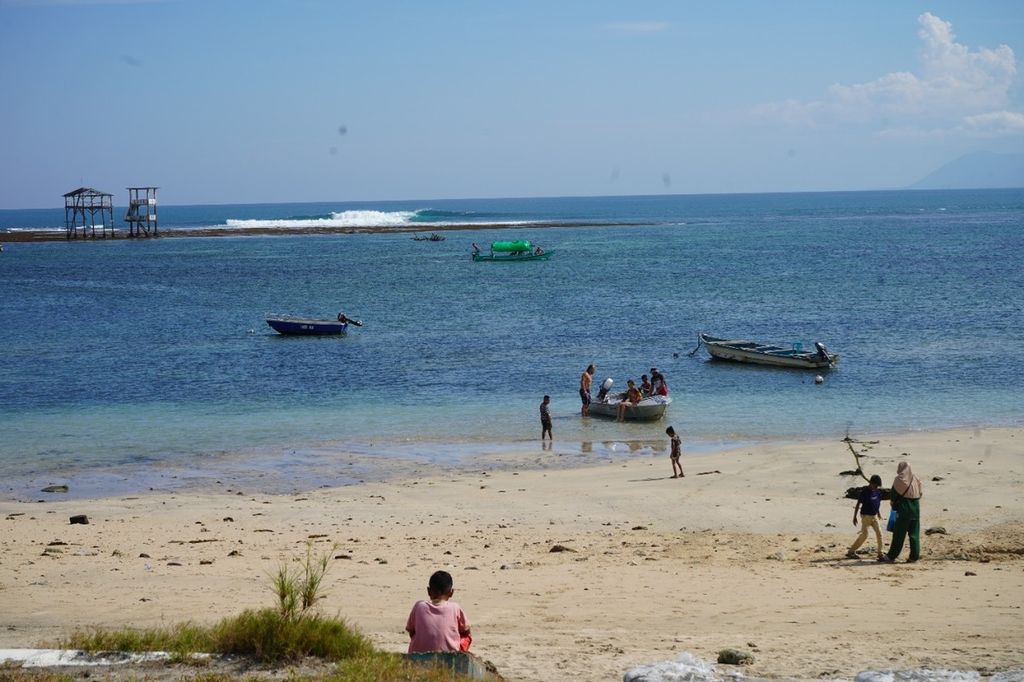 Sejumlah peselancar turun dari kapal seusai berselancar di Pantai Lakey, Kecamatan Huu, Kabupaten Dompu, Nusa Tenggara Barat, Mei 2022.