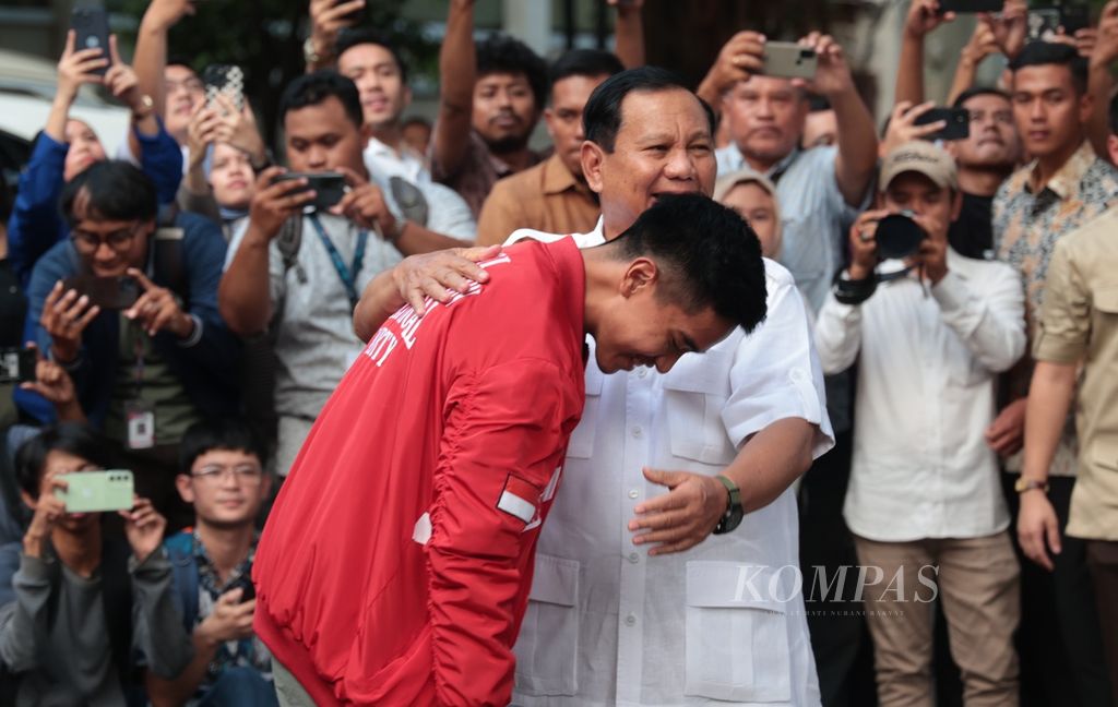 Ketua Umum Partai Gerindra Prabowo Subianto menerima kunjungan Ketua Umum Partai Solidaritas Indonesia Kaesang Pangarep di kediamannya di Jakarta, Kamis (12/10/2023). Kunjungan ini adalah balasan dari kunjungan Prabowo ke kantor PSI beberapa waktu lalu. Kedatangan Kaesang ke kediaman Prabowo disambut dengan <i>marching band</i>.