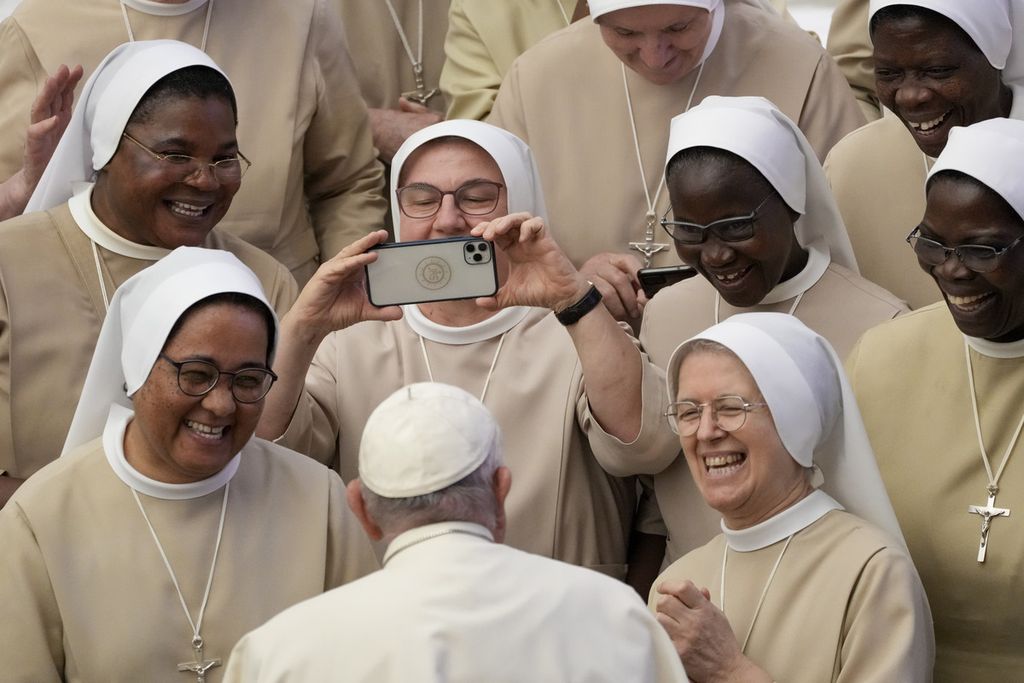 Paus Fransiskus bertemu dengan sekelompok biarawati saat audiensi umum mingguannya di aula Paus Paulus VI di Vatikan, Rabu, 30 Agustus 2023. 
