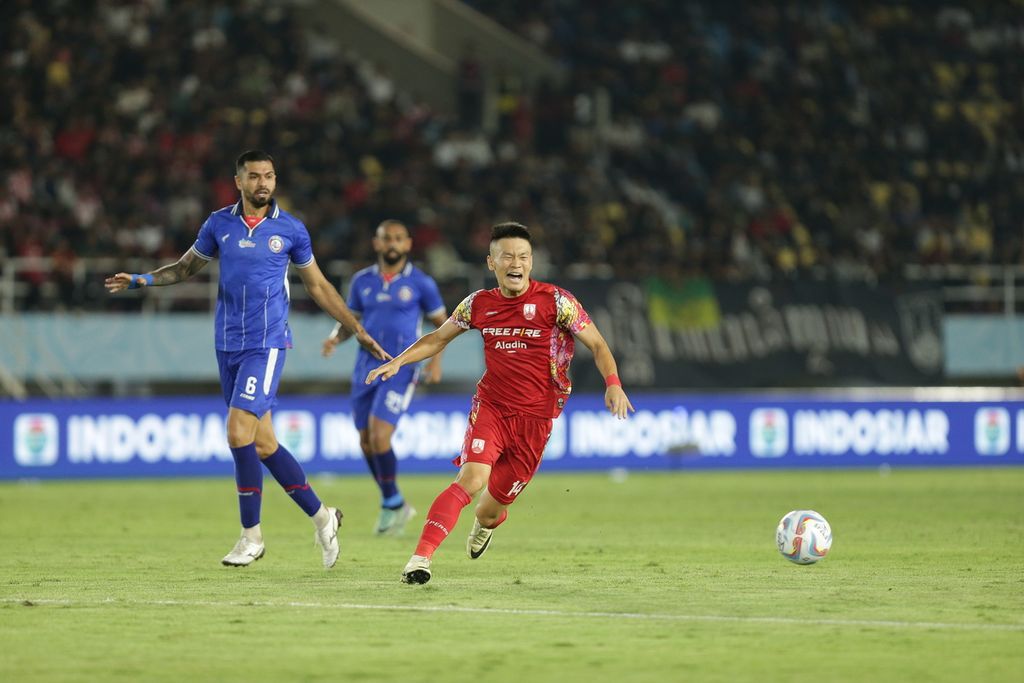 Pemain Persis Solo, Sho Yamamoto (kanan), menggiring bola di antara pemain Arema FC pada laga semifinal Piala Presiden 2024 di Stadion Manahan, Kota Surakarta, Jawa Tengah, Rabu (31/7/2024) malam. Laga itu dimenangi Arema FC, 2-0. Dengan hasil itu, Arema melaju ke final.