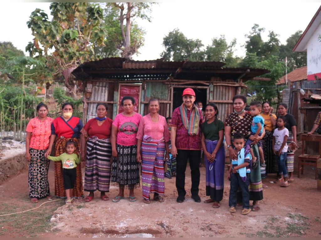 Wali Kota Kupang Jefirstson R Riwu Kore (bertopi) berpose dengan warga penerima bantuan rumah pada Kamis (12/5/2022). Lebih kurang 3.000 keluarga di kota tersebut menempati rumah tidak layak huni. 