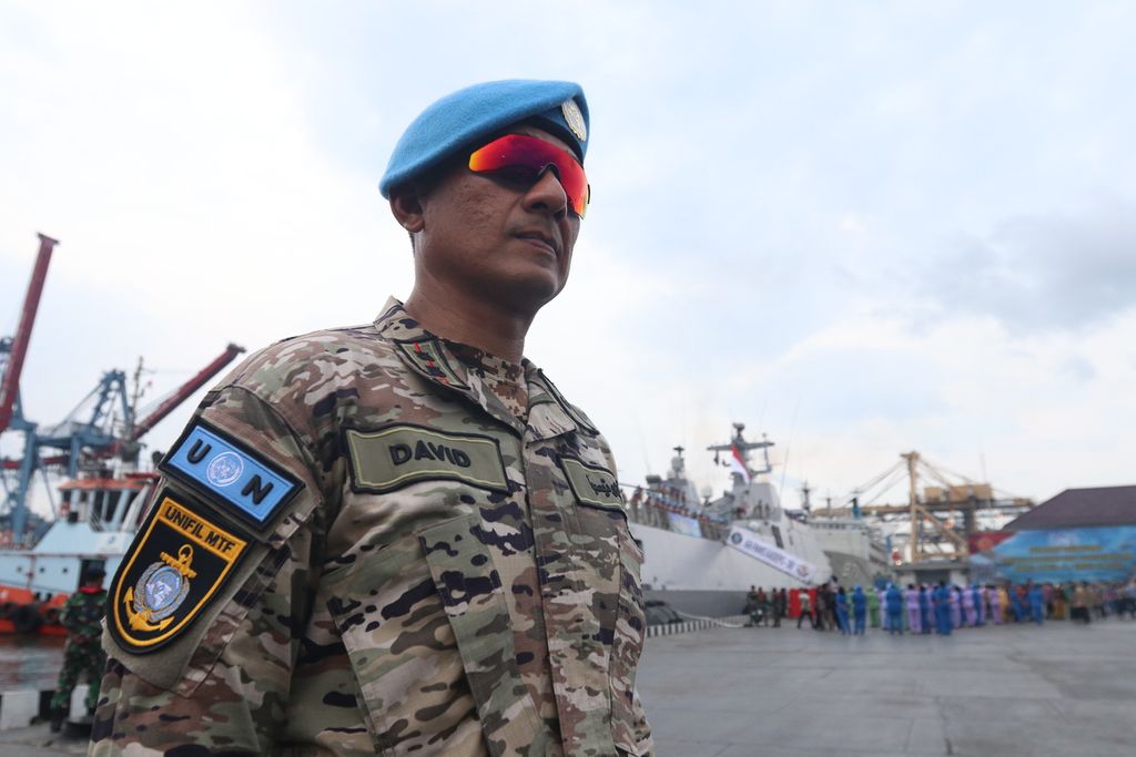 Komandan Satgas Maritime Task Force Letnan Kolonel Laut John David Nalasakti Sondakh mengenakan seragam baru, di Dermaga Kolinlamil, Tanjung Priok, Jakarta Utara, Kamis (1/12/2022)