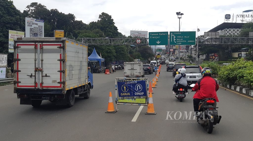Suasana jalan di Simpang Gadog menuju Jalan Raya Puncak Bogor, Kabupaten Bogor, Jawa Barat, Kamis (3/3/2022). 