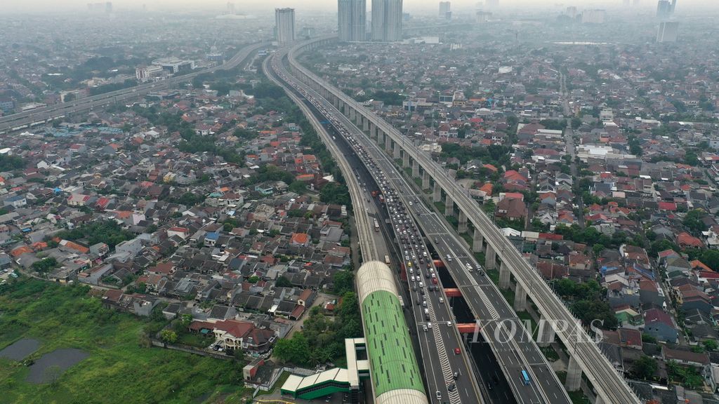Foto dari udara Tol MBZ (kanan) di Simpang Susun Cikunir, Kota Bekasi, Jawa Barat, Kamis (20/4/2023). 
