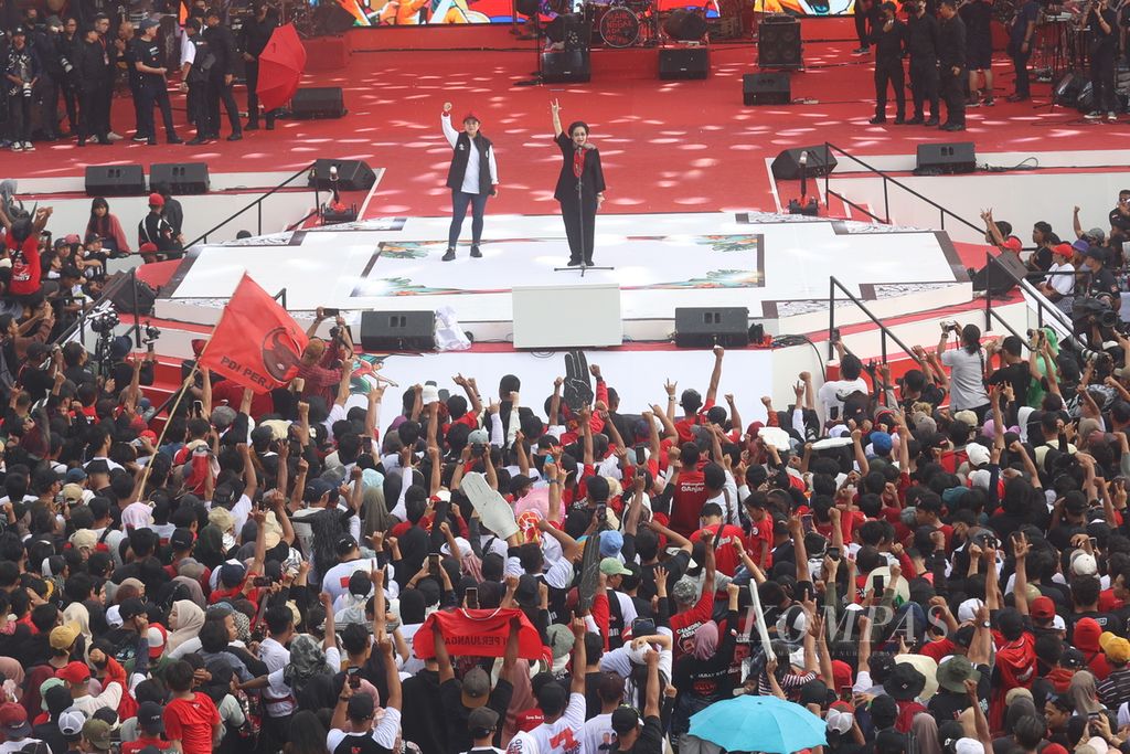 Ketua Umum PDI-P Megawati Soekarnoputri (kanan) didampingi Ketua DPP PDI-P Puan Maharani memberikan pidato saat kampanye akbar pasangan calon presiden-calon wakil presiden nomor urut 3, Ganjar Pranowo-Mahfud MD, di Genteng, Banyuwangi, Jawa Timur, Kamis (8/2/2024). 